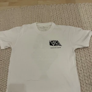 T-shirt från powertats UÅ  - Nästintill oanvänd t shirt med coolt tryck på ryggen. Nypris 500kr