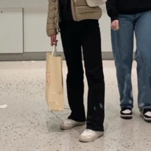 Svarta jeans - Svarta jeans från madlady. Storlek 32, längd - normal. Passar även 34/liten 36 Sparsamt använda. Lite urtvättade på vissa delar, men det ger en snygg mörkgrå färg. Nypris: 649