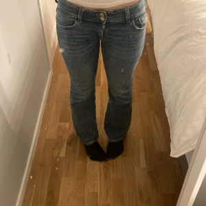 Low waist bootcut jeans från gina young  - storlek 158 som passar mig som är 1,63. haft i nån månad men har använt typ 2-5 gånger,bra skick💕💕