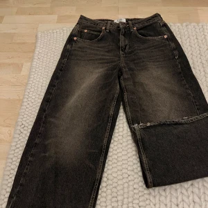 Jeans från Urban Outfitters - Supercoola low waisted baggy jeans som endast är använda ett fåtal gånger. Nypris ca 800kr. Pris kan diskuteras!