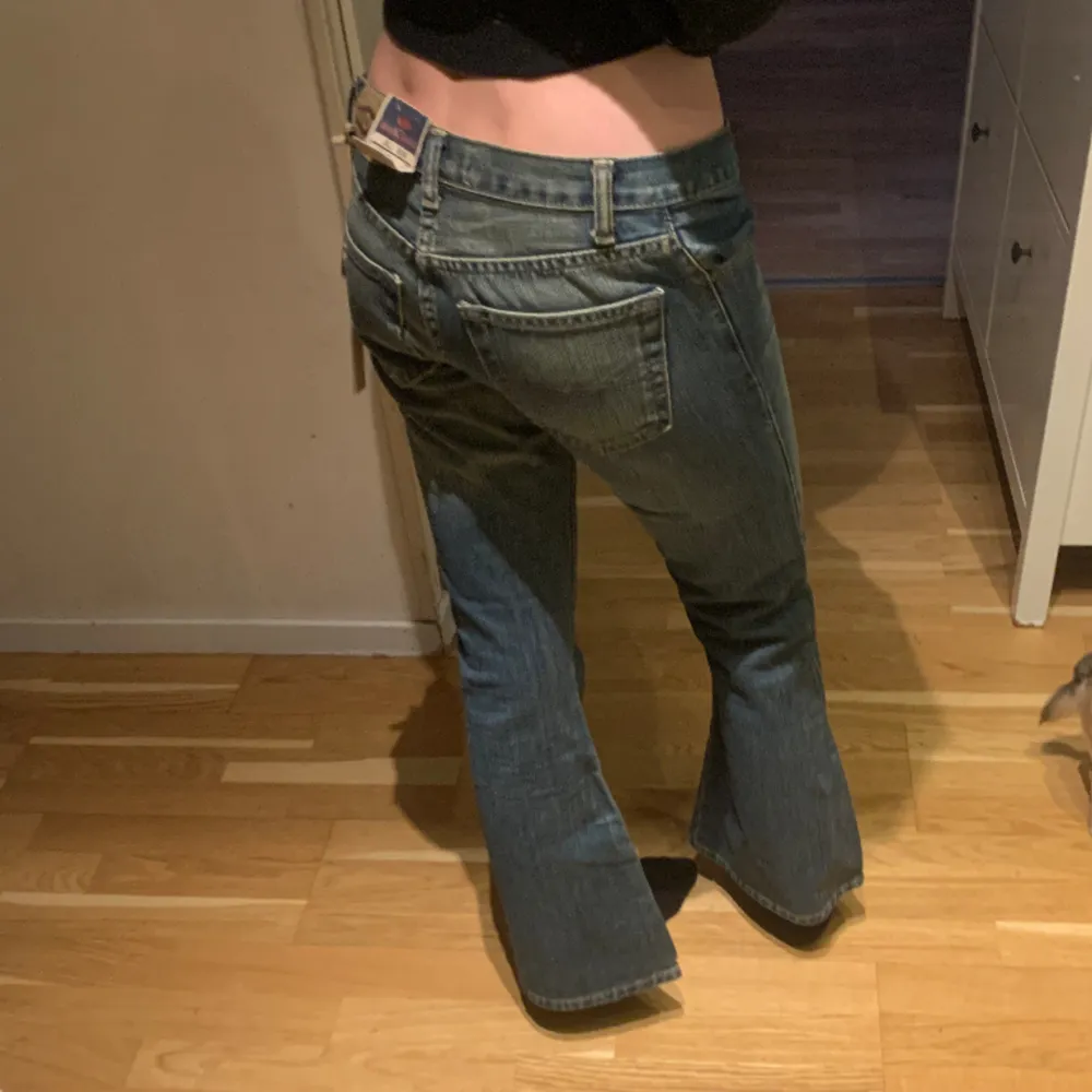 Superfina lågmidjade bootcut jeans, tyvärr var dom lite små i midjan och lite korta på mig. Helt nya endast provade, lappar kvar!  Midja: 33 cm Innerbenslängd: 77 cm Nypris: 1200kr. Jeans & Byxor.