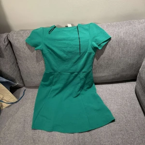 Klänning  - Grön klänning, ofta använd. Priset kan diskuteras 