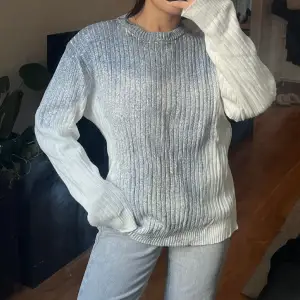 Unik sweater med ”färg stänk”. Strl L herr (passar XS-L) beroende på passform