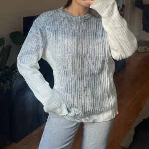 Sweater - Unik sweater med ”färg stänk”. Strl L herr (passar XS-L) beroende på passform