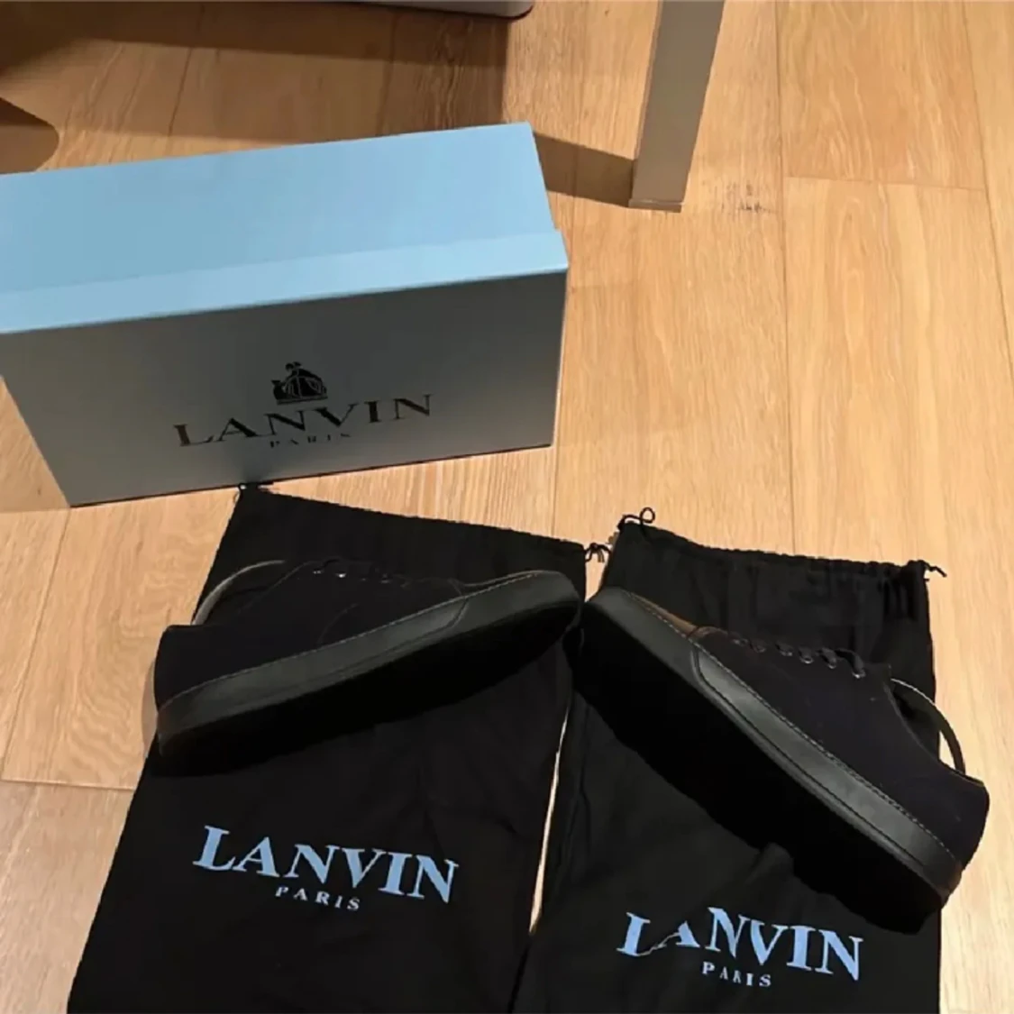 säljer ett par lanvins, bra skick en liten flaw kan skicka bild vid intresse