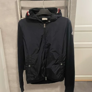 moncler cardigan  - Säljer en moncler cardigan väldigt bra skick. Size M
