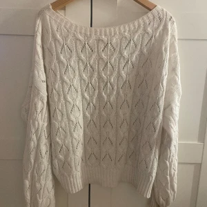 Vit tröja - Så fin tröja! Pga av mönstret är tröjan lite genomskinlig💕storlek L men skulle säga att den passar M och lite oversized på S! 