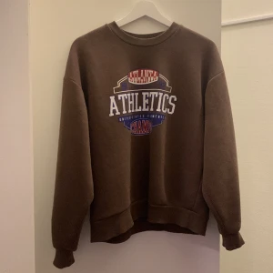 Vintage Sweatshirt - Trendig vintage sweatshirt i nyskick från Gina Tricot i storlek S