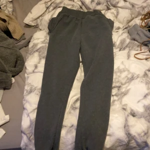 Byxor  - Ett var grå mjukisbyxor väldigt sköna och lätta. Andra bilden är det träningsbyxor som sitter väldigt bra. Den sista ett par mjukisbyxor som sitter hur bra som helst och inte är i vägen när man gör eller har skor på sig. 150 för alla tre 50 för ett❣️