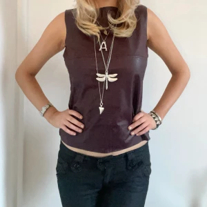 Festtopp i skinnimitation - Så himla cool topp i burgundy färgat, skinnliknande material. Storlek 36. 💋