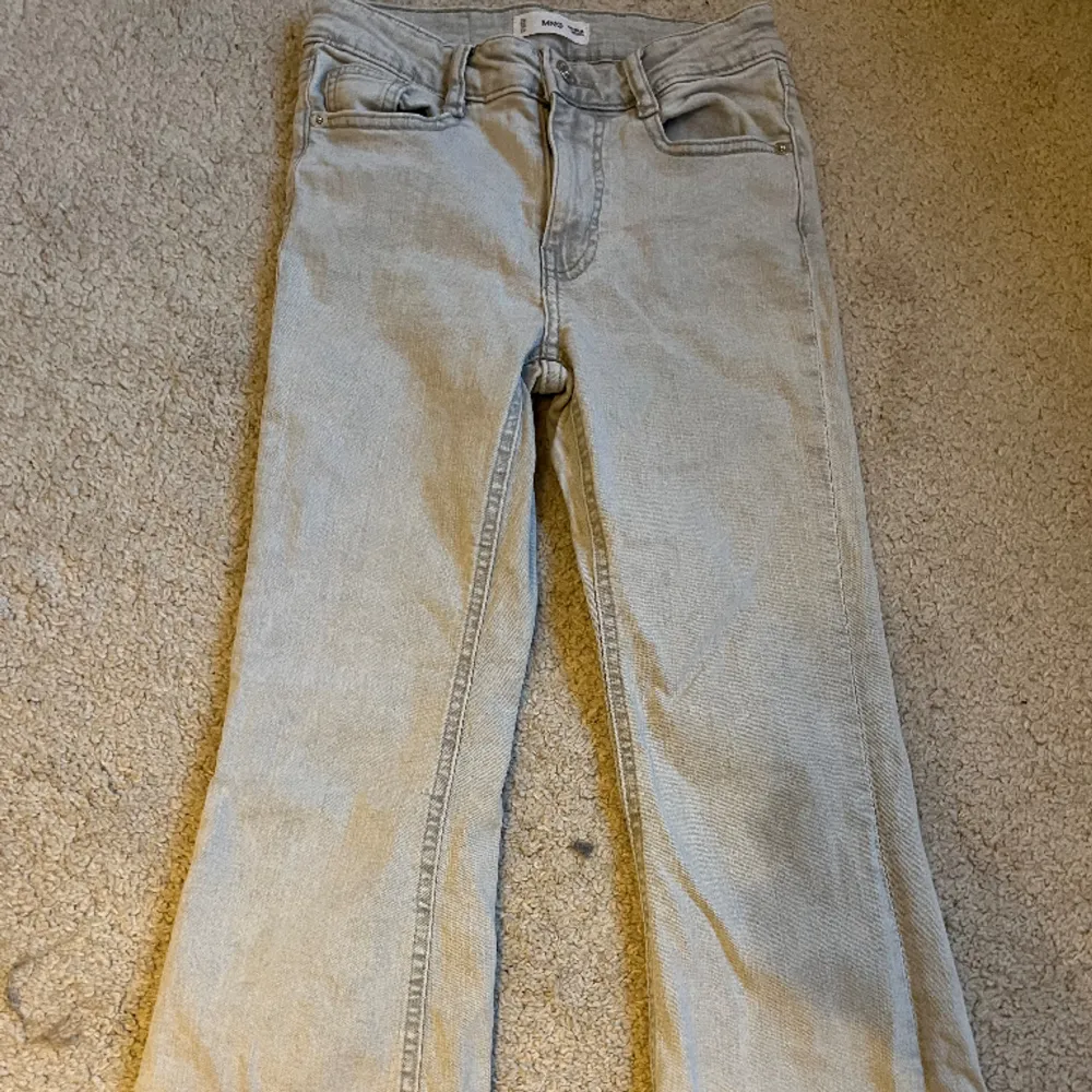 Bootcut jeans från mango, lite slitna i kanten men det ser bra ut.  Gråa och inte jättelågmidjade.  Ingen utskriven storlek men gissar på 146-152. Jeans & Byxor.