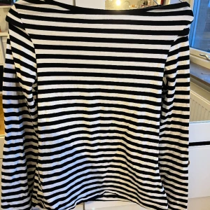 Randig off-shoulder tröja - Säljer denna fina off-shoulder tröja eftersom att den inte kommer till användning.  Igen speciell storlek men gissar på S-XS.  Pris kan diskuteras.❤️🖤🤍