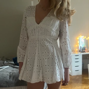 Vit zara klänning  - Så fin kort klänning perfekt för sommaren💗💗 Aldrig andvänd, nypris ca 450 kr🌞