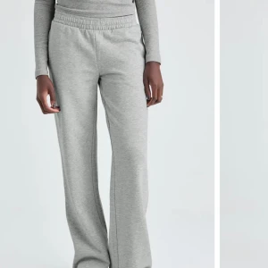 Low waist mjukis byxor  - Low waist mjukis byxor från bikbok som sitter väldigt fint nypris: 399kr