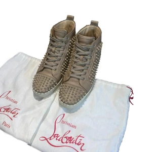 Christian Louboutin High Top Sneakers - - Beige - Storlek: 42½ - Fint skick (9/10) - Nypris: 9000 SEK