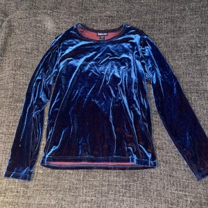 blå/rosa skiftande tröja - Den ser blå ut men själva tyget är rosa. Extremt fin men är för liten på mig😿Kort i ärmarna!