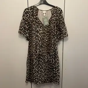 Oanvänd klänning leopardmönstrad från H&M storlek M