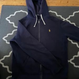 Ralph lauren zip - Hej, säljer denna riktigt snygga och sköna Ralph lauren zip up hoddie. Skick 10/10 inga defekter, nypris 1800 mitt pris 650. Hör av er om ni har några frågor eller funderingar 🙌🤝