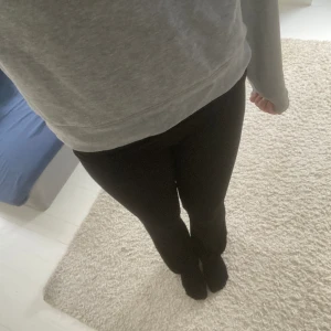 Yoga pants - Svarta yoga pants i storlek S, nypris 200kr säljer dom för 99💗 Dom är i superbra skick!