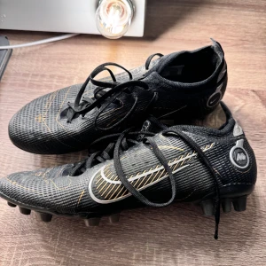 Nike fotbollskor - Ett par svarta Nike fotbollskor i modell vapor. Inte använd jätte mycket och de är nu tvättade. Fotbollsdobbar för konstrgräs spel. Nypris 1700kr