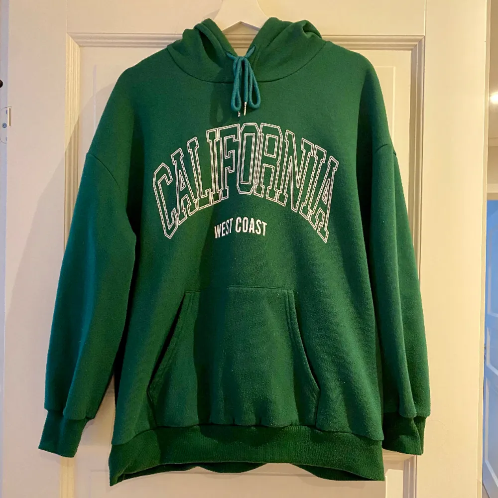 En fin grön hoodie i fint skick men har tecken på användning!✨. Hoodies.