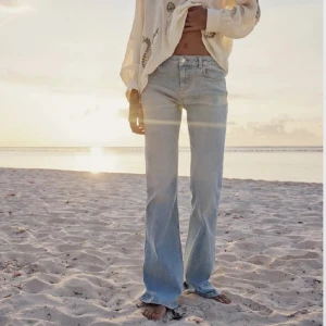 Zara bootcut jeans - Säljer dessa skitsnygga zara jeansen🩵🩵🩵😍38cm rakt över midjan, 80cm innerbenslängd!! men de är väldigt stretchiga