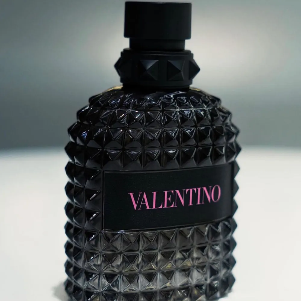  valentino born in Roma 100ml använd 6 sprut så nästan helt oanvänd. . Övrigt.