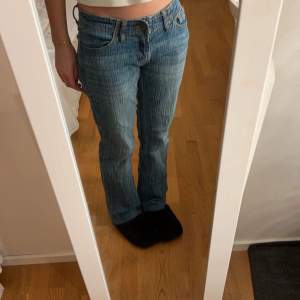 Snygga jeans från Brandy Melville i modellen Brielle. Knappt använda. Dem är uppsydda hos skräddare så passar bra om man är ca 165💕