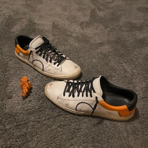 Oliver Cabell skor - Riktigt snygga Oliver Cabell skor i storlek 43 passar även lite större. Bra skick 8/10 endast lite smutsiga inte defekter. Endast skorna + original snören ingår. Hör gärna av er vid fler frågor😁