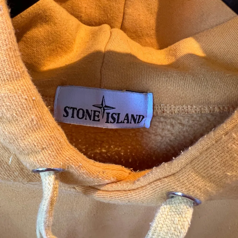 Äldre och sällsynt Stone Island hoodie som kommer i pincip i nyskick! Nypris ligger ca på 3500:-kr. Hör av dig ifall det finns frågor!. Hoodies.