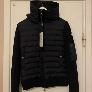 Moncler cardigan  - Tja nu finns moncler varian inne så om ni är intresserade av en rikigt stilren jacka i hög kvalité så är det bara att skriva till oss! Om ni har några frågor är det bara att höra av er 😉