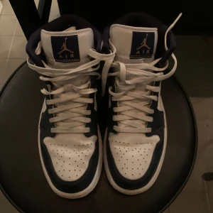 Jordan 1 mid - Säljer ett par Jordan 1 mid i bra skick , sparsamt använda och i storlek 42. Säljs för att dem inte används. Hör av dig vid funderingar!  