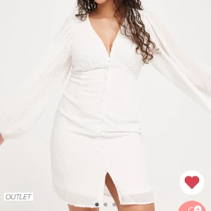 Klänning - Säljer nu denna fina klänning från Vero Moda som passar perfekt till sommaren eller studenten. Den är ny och prislapp sitter kvar💗storlek XS men passar även S, nypris: 449kr