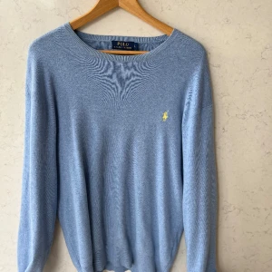 Ralph Lauren Sweatshirt - Säljer då den är för liten!  Storlek : L (sitter som M) Skick : Nyskick, inga tecken på användning! 