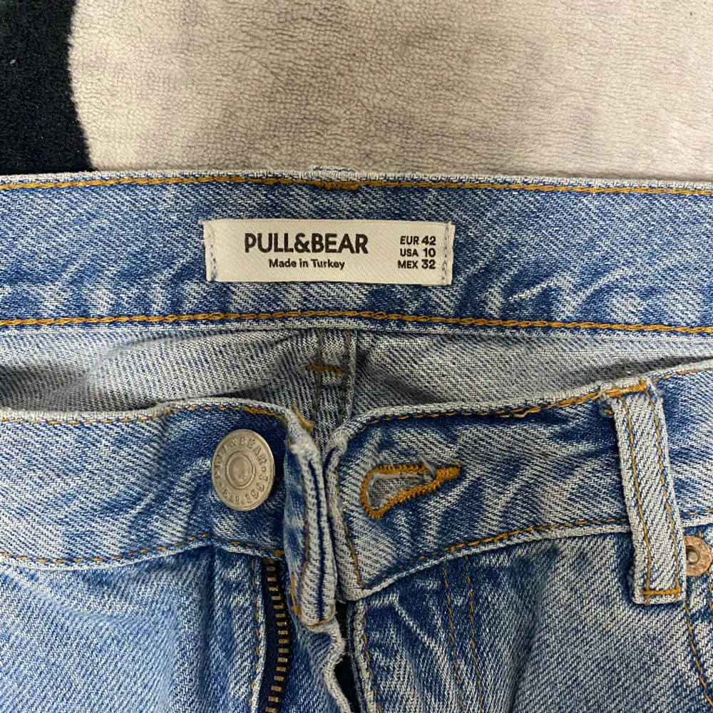 jeans från pull&bear för 100kr. storlek 42. Jeans & Byxor.