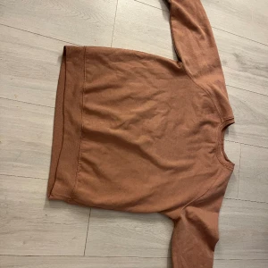 Rosa tjocktröja - En väldigt skön tjocktröja, den är rosa men min kamera får den att se smutsig ut i tonen. Inte använd så mycket men passar till nästan allting 