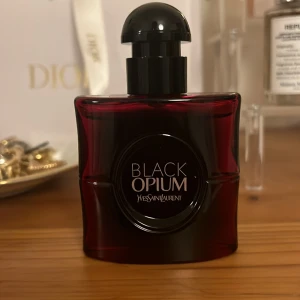 Black opium over red 🍒 - änvänd 2 gånger, kan skicka fler bilder  Köpt for 1050