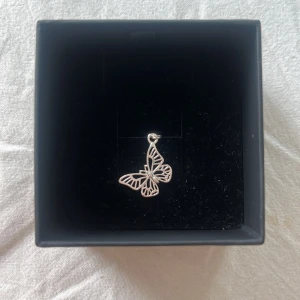 Thomas Sabo berlock  - Fjärilsberlock från Thomas Sabo, aldrig använd då jag inte använder silver❤️  