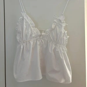 Topp Zara - Söt topp ifrån Zara. Aldrig använd då den inte passar i bysten på mig. 