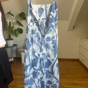 blå klänning  - lång blå, vit klänning 