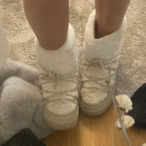 Vinterskor - Vinterskor med fluff! Skitttttt söta men använder tyvärr inte dom. Köpta för 2000kr. 