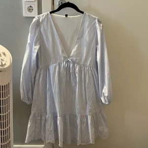 Sommar klänning  - Blå vit sträck randig Klänning från H&M aldrig använd, storlek xs. Perfekt nu till midsommar men oxå som vardagsklänning eller enkel att klä upp. 🌸 betalning sker via Swish. Priset är exklusive frakt. 
