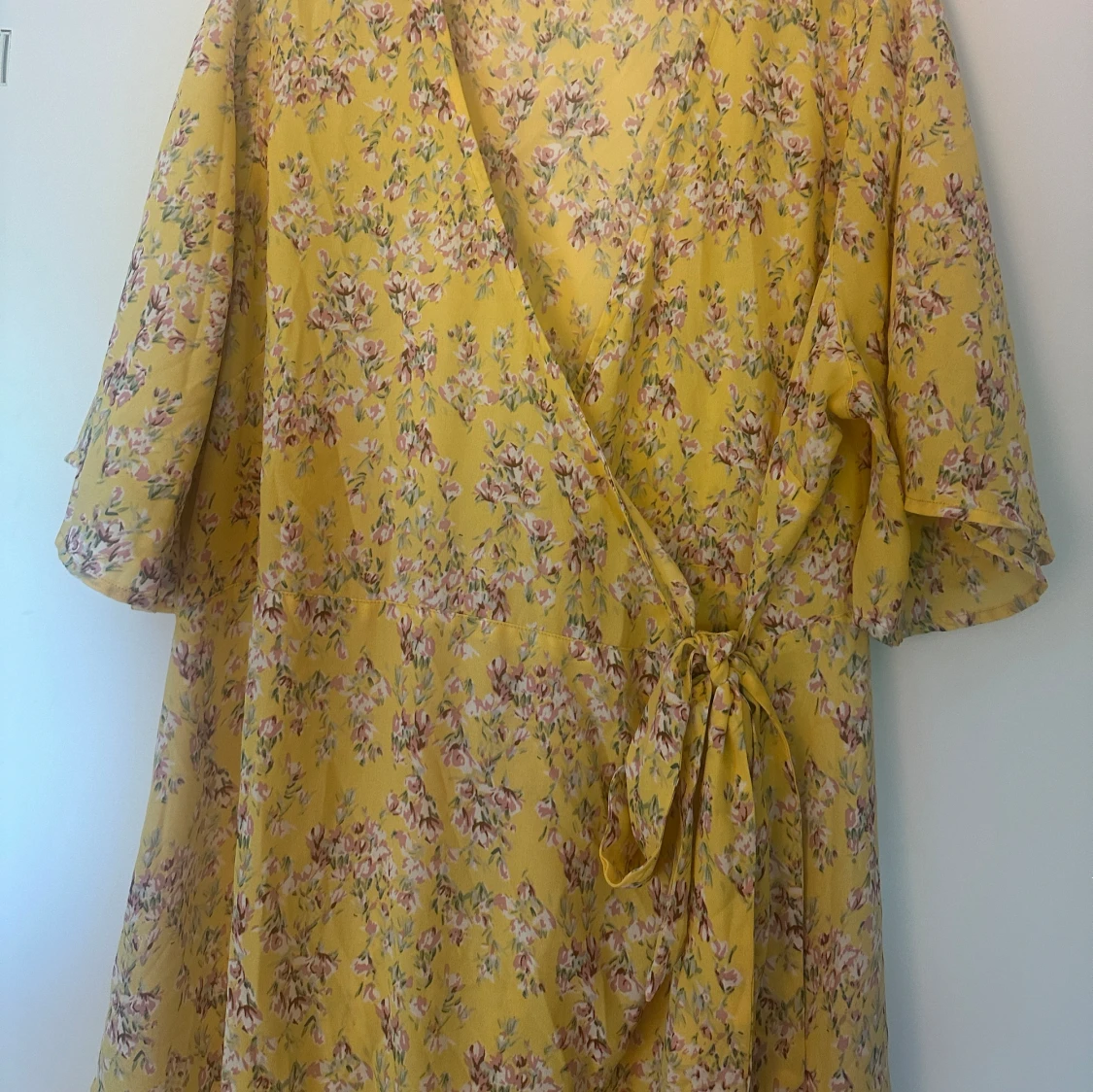 Blommig omlott klänning  - 90