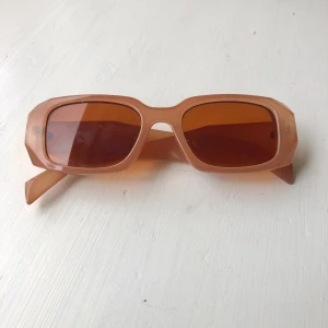 Retro solglasögon  - Gult glas så väldigt härligt att ha på sig, allt lyser ☺️