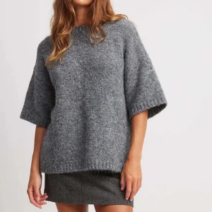 Stickad t-shirt - Från Moa Mattson X Na-kd. Jag på bilden är storlek s. 