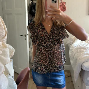 Mango blus - Söt blus perfekt t sommarn, inga defekter 🦋☀️✨