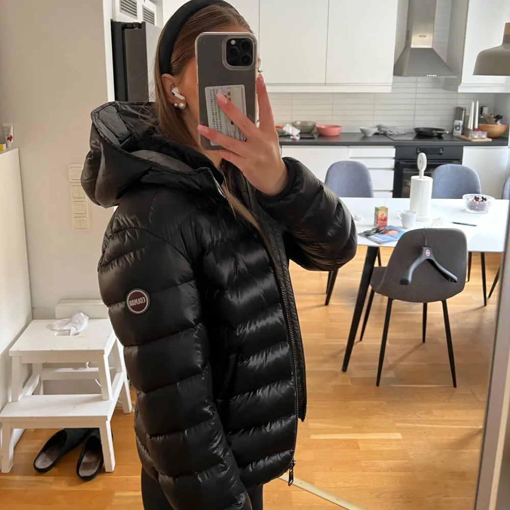 En fin Colmar Vinterjacka i storlek S. Inga problem den är som ny, knappt använd. Köpt för 4000.. Takit.