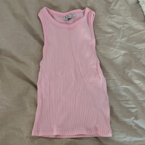 Rosa linne - Ett nytt rosa linne från stradivarius som inte kommer till användning, är S men ganska liten i storleken