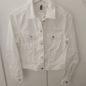 Vit jeansjacka - Säljer denna nya vita jeansjacka från H&M. 🤍