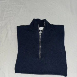 Lindbergh quarterzip sweater - En jätte skön och stilig quarter zip sweater. Kvaliteten är riktigt bra och det är den skönaste sweatern jag har. Säljer pga växt ur den
